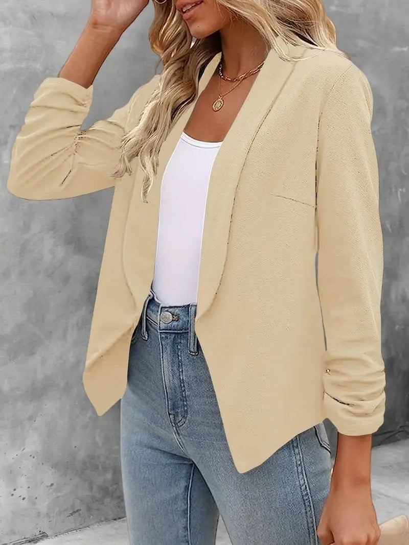 Giacca beige da donna, elegante e casual, abbinata a jeans e top bianco. Moda femminile, abbigliamento autunnale, stile moderno.