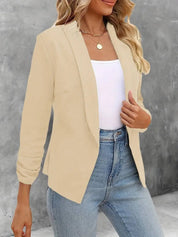 Giacca beige elegante da donna, abbinata a top bianco e jeans. Moda casual chic, ideale per ufficio o eventi formali. Stile moderno e versatile.