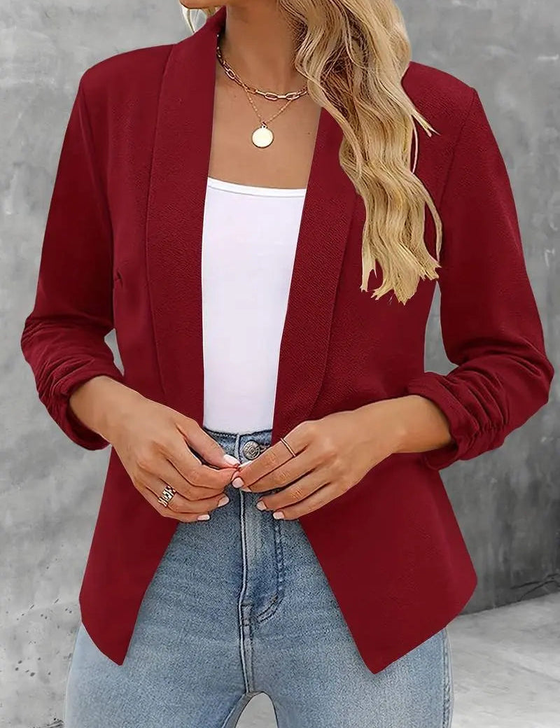 Blazer rosso da donna, elegante e moderno, abbinato a top bianco e jeans. Moda femminile casual chic, ideale per ufficio o eventi formali.