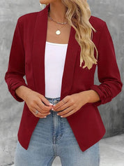 Blazer rosso da donna, elegante e moderno, abbinato a top bianco e jeans. Moda femminile casual chic, ideale per ufficio o eventi formali.