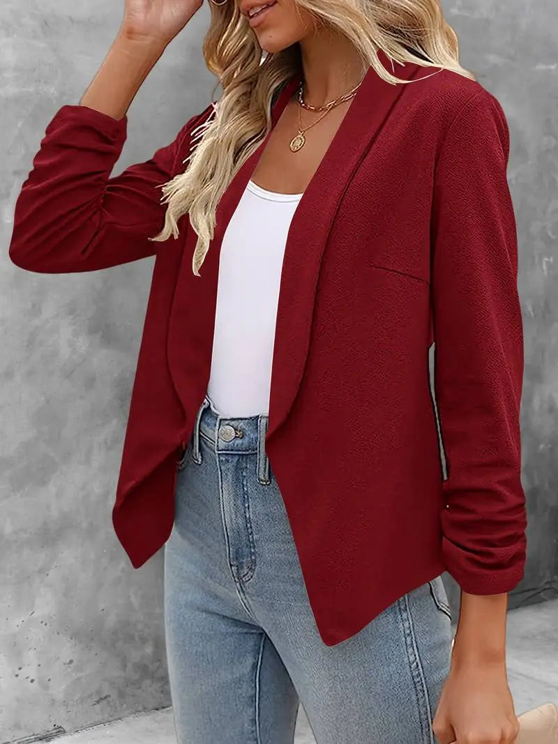 Giacca blazer donna rossa elegante, abbinata a top bianco e jeans. Moda casual chic, ideale per ufficio o eventi formali.