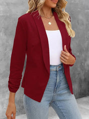 Giacca blazer donna rossa elegante, abbinata a top bianco e jeans. Moda casual chic, ideale per ufficio o eventi formali.