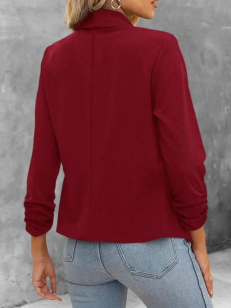 Giacca rossa da donna, elegante e moderna, con maniche lunghe e design minimalista. Perfetta per look casual o formali. Moda autunno-inverno.
