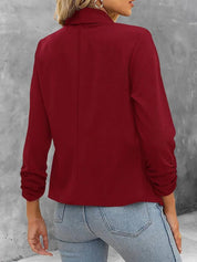 Giacca rossa da donna, elegante e moderna, con maniche lunghe e design minimalista. Perfetta per look casual o formali. Moda autunno-inverno.
