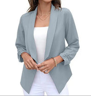 Giacca blazer donna grigia, maniche lunghe, design elegante, abbinata a top bianco. Moda femminile, abbigliamento casual chic.