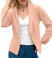 Giacca blazer donna rosa chiaro, elegante e moderna, abbinata a top bianco e jeans. Moda femminile casual chic, abbigliamento versatile.