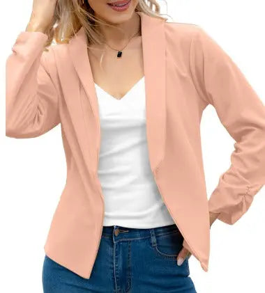 Giacca blazer donna rosa chiaro, elegante e moderna, abbinata a top bianco e jeans. Moda femminile casual chic, abbigliamento versatile.