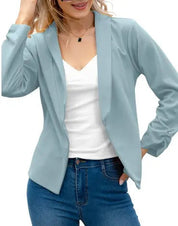 Giacca donna elegante azzurra, aperta, abbinata a top bianco e jeans. Moda casual chic, abbigliamento femminile versatile e moderno.