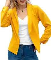 Giacca blazer donna gialla, elegante e moderna, abbinata a top bianco e jeans. Moda femminile, abbigliamento casual chic.