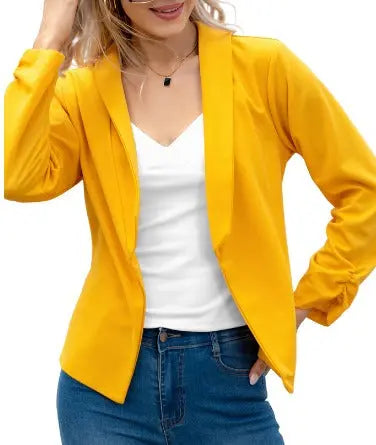 Giacca blazer donna gialla, elegante e moderna, abbinata a top bianco e jeans. Moda femminile, abbigliamento casual chic.
