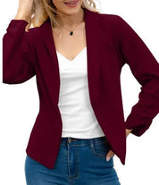 Giacca blazer donna bordeaux elegante, abbinata a top bianco e jeans. Moda femminile casual chic, ideale per ufficio o uscite serali.