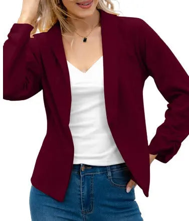Giacca blazer donna bordeaux elegante, abbinata a top bianco e jeans. Moda femminile casual chic, ideale per ufficio o uscite serali.