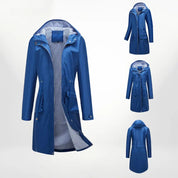 Cappotto impermeabile blu da donna con cappuccio, design lungo, chiusura a zip, tasche frontali. Elegante e funzionale per pioggia e vento.