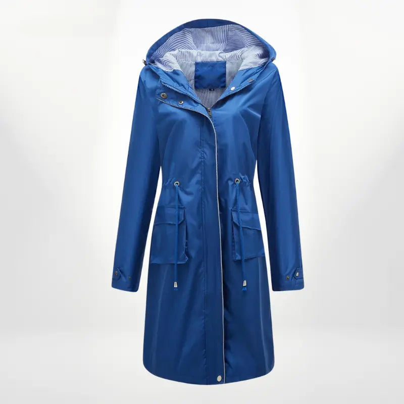 Giacca impermeabile blu da donna con cappuccio, chiusura a zip, tasche frontali e fodera a righe. Elegante e funzionale per pioggia e vento.