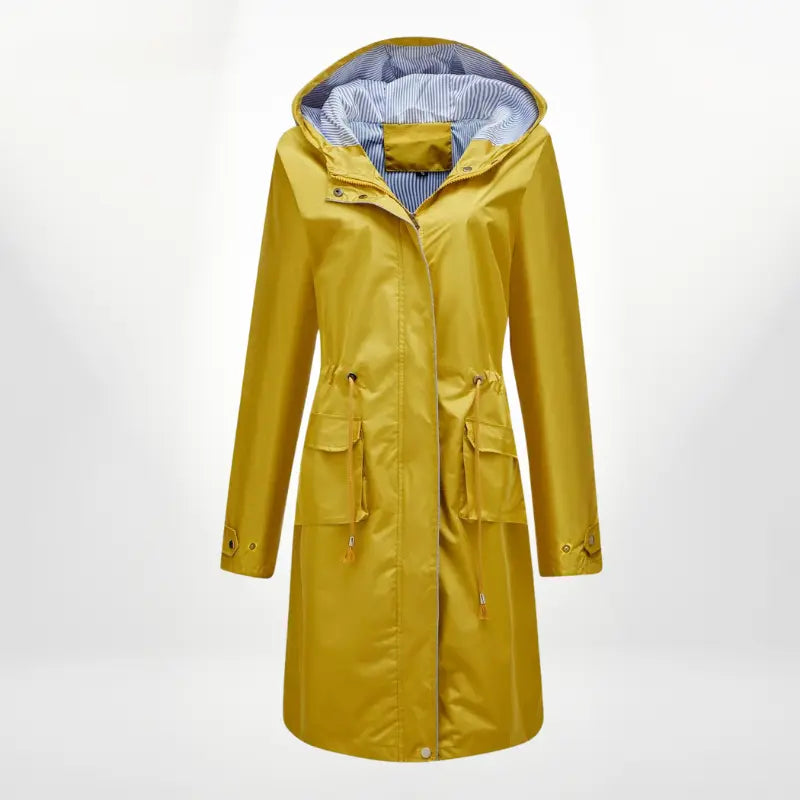 Giacca impermeabile gialla da donna con cappuccio, tasche frontali e fodera a righe. Elegante e funzionale per pioggia e vento.