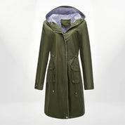 Giacca impermeabile verde oliva con cappuccio, tasche frontali e chiusura a zip. Design elegante e funzionale per pioggia. Moda donna autunno.