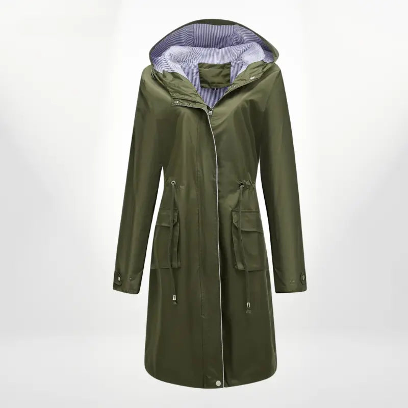 Giacca impermeabile verde oliva con cappuccio, tasche frontali e chiusura a zip. Design elegante e funzionale per pioggia. Moda donna autunno.