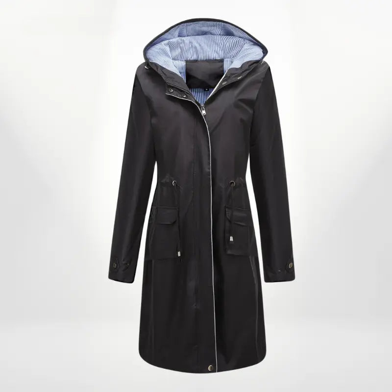 Cappotto impermeabile nero da donna con cappuccio, chiusura a zip, tasche frontali e fodera interna a righe. Elegante e funzionale per ogni stagione.