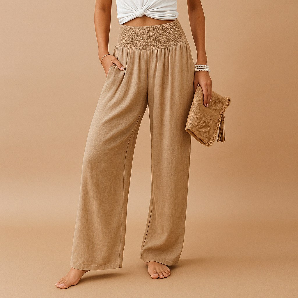 Pantaloni larghi beige donna, vita alta elasticizzata, tessuto leggero. Moda estiva casual, abbinati a top bianco e borsa a mano coordinata.