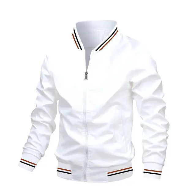 Giacca bomber bianca da uomo con zip, colletto e polsini a righe nere e rosse. Moda casual, stile sportivo, tessuto leggero.