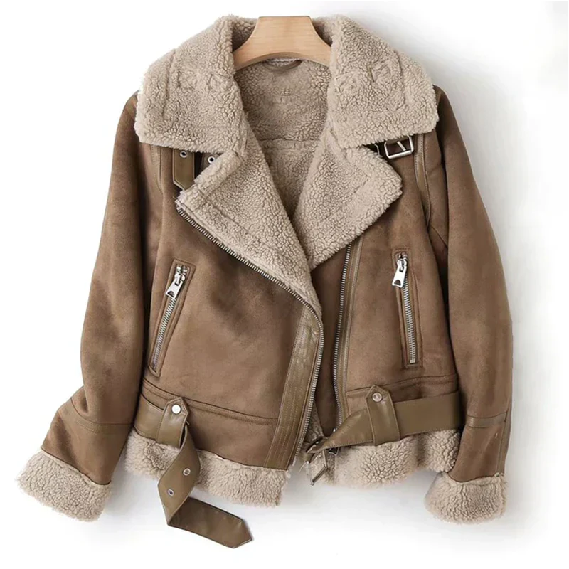 Giacca invernale da donna in pelle scamosciata marrone con fodera in shearling, cerniere argentate e cintura regolabile. Stile casual e caldo.