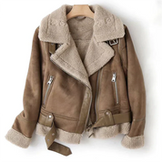 Giacca invernale da donna in pelle scamosciata marrone con fodera in shearling, cerniere argentate e cintura regolabile. Moda autunno inverno.