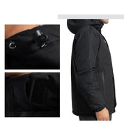 Giacca nera impermeabile con cappuccio, dettagli su chiusura a strappo e cordino regolabile. Ideale per outdoor, trekking, sport invernali.