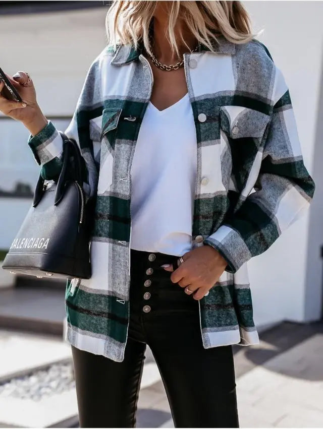 Donna con camicia a quadri verde e bianca, borsa nera Balenciaga, pantaloni neri. Moda autunnale casual chic. Shopping urbano.
