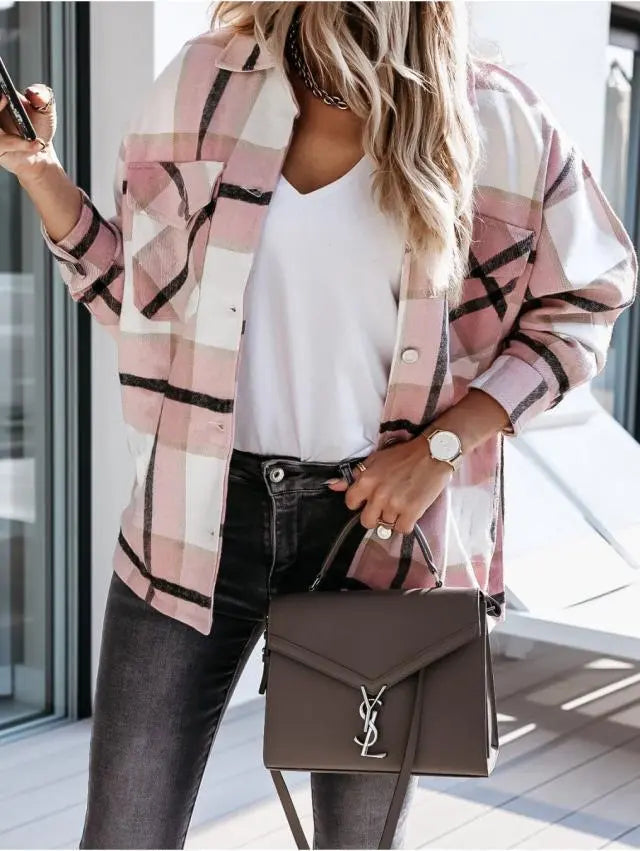 Donna con camicia a quadri rosa, t-shirt bianca, jeans neri, borsa a mano marrone e orologio dorato. Moda casual chic, accessori eleganti.