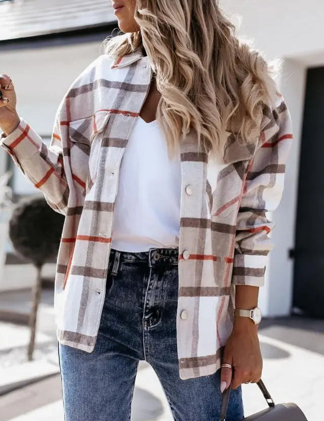 Donna con camicia a quadri beige e marrone, jeans blu, maglietta bianca. Moda autunnale casual, look trendy, outfit femminile elegante.