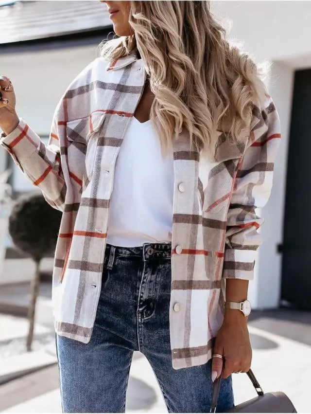Donna con camicia a quadri beige e marrone, jeans blu, maglietta bianca. Moda autunnale casual, look trendy, outfit femminile elegante.