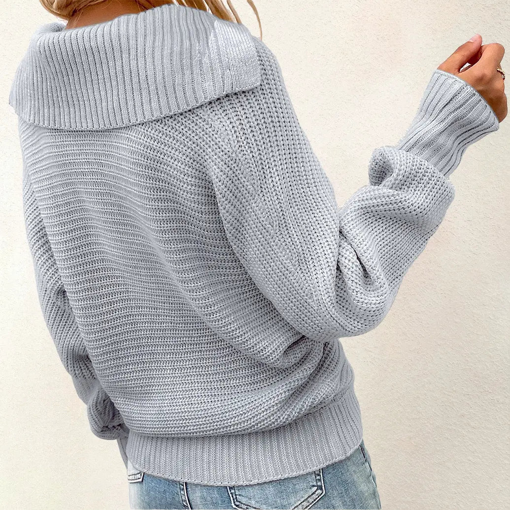 Maglione donna grigio chiaro in maglia a coste, collo alto, maniche lunghe, abbinato a jeans. Moda autunno inverno, abbigliamento casual elegante.