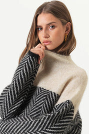Maglione Donna Collo Alto Oversize Elegante Motivo Spina di Pesce per Inverno 4