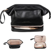 Elegante borsa da trucco nera in pelle sintetica con scomparti multipli, cerniera dorata e manico laterale. Ideale per organizzare cosmetici e accessori.