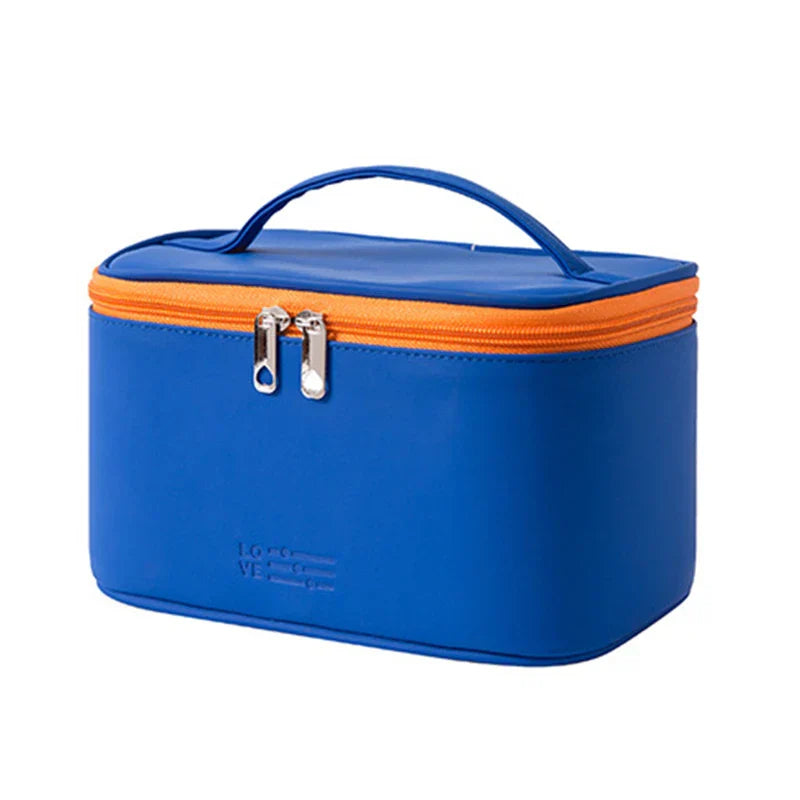 Borsa termica blu con cerniera arancione, manico superiore, ideale per picnic e pranzo al sacco. Design compatto e resistente.