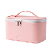 Astuccio cosmetico rosa con cerniera, manico superiore, design rettangolare. Ideale per trucco, viaggio, organizzazione accessori.