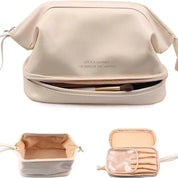 Borsa cosmetica beige in pelle sintetica con cerniera, scomparti multipli e pennelli trucco. Design elegante, ideale per viaggi e organizzazione.