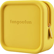 Custodia gialla in silicone con cerniera, marchio fungoofun. Design compatto e moderno, ideale per protezione e trasporto di piccoli oggetti.