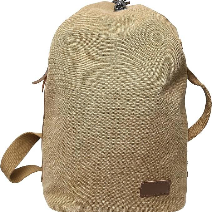 Zaino in tela beige, design minimalista, con spallacci regolabili e tasca frontale. Ideale per scuola, lavoro e viaggi.