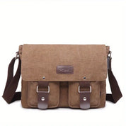 Borsa a tracolla in tela marrone con doppia fibbia, tasche frontali e tracolla regolabile. Design casual, ideale per uomo e donna.
