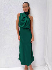 Abito lungo verde elegante da donna, senza maniche, con collo alto drappeggiato, perfetto per eventi formali e serate speciali.