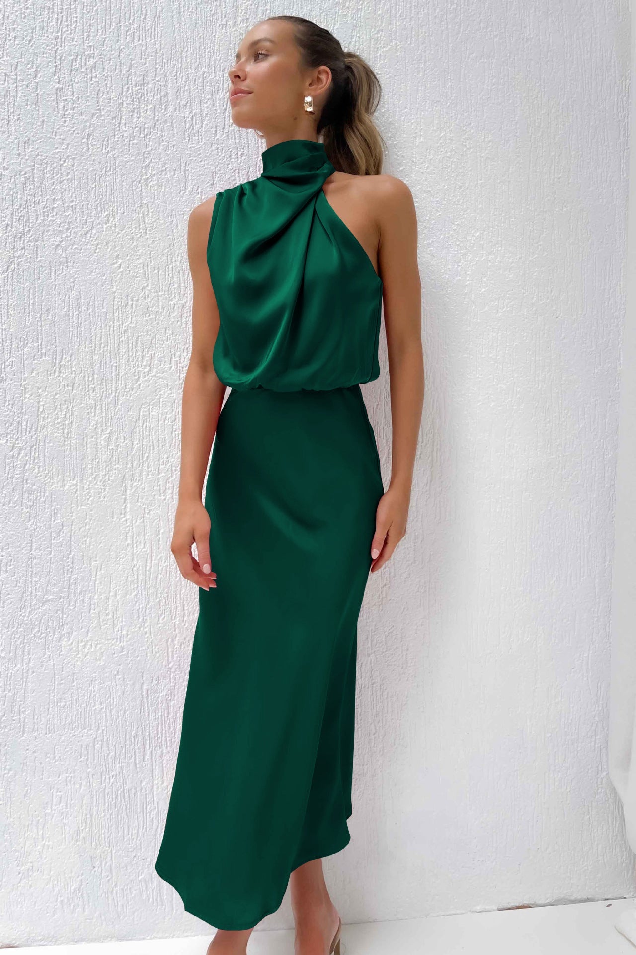 Abito lungo verde smeraldo elegante, senza maniche, con collo alto drappeggiato. Perfetto per eventi formali e serate speciali.