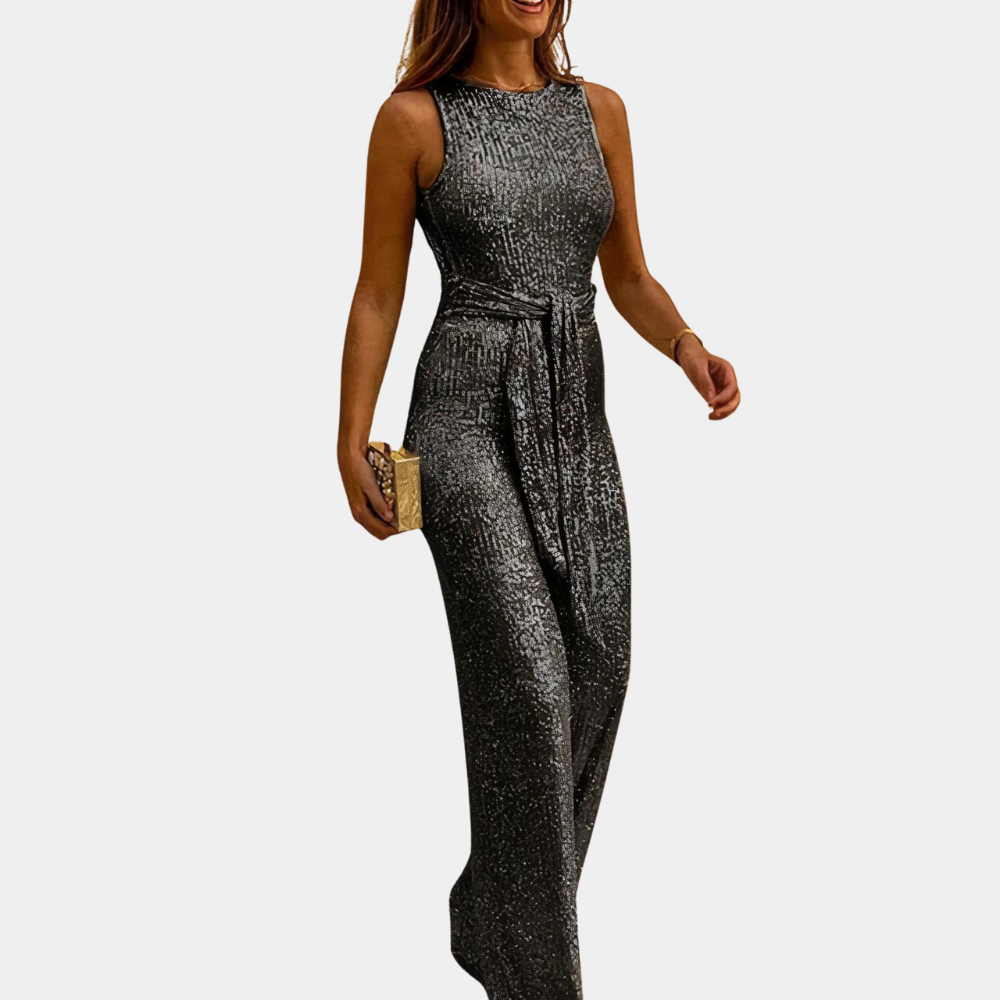 Donna in elegante abito lungo argento scintillante, senza maniche, con cintura in vita, perfetto per eventi serali e cerimonie.