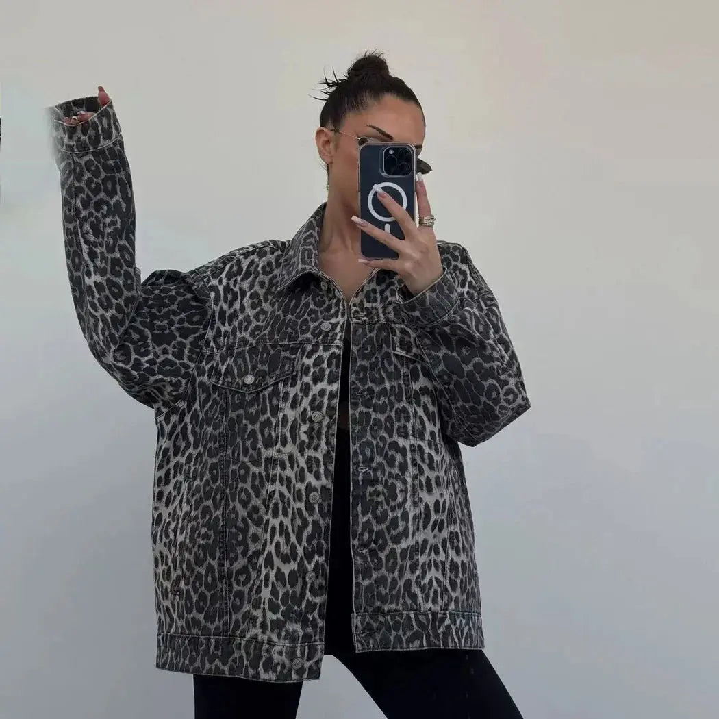 Giacca oversize leopardata donna, moda autunno, stile casual, tessuto denim, maniche lunghe, ideale per look trendy e urban.