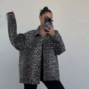 Giacca oversize leopardata donna, moda autunno, stile casual, tessuto denim, maniche lunghe, ideale per look trendy e urban.