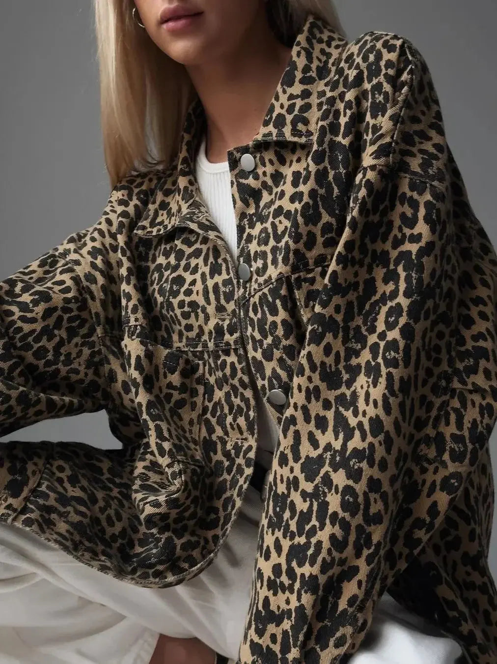 Giacca donna stampa leopardata, stile casual, tessuto morbido, abbinata a maglia bianca. Moda autunnale, tendenza abbigliamento femminile.