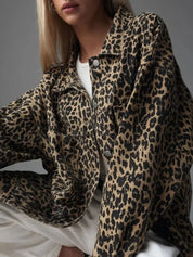 Giacca donna stampa leopardata, stile casual, tessuto morbido, abbinata a maglia bianca. Moda autunnale, tendenza abbigliamento femminile.