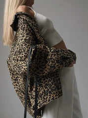 Giacca leopardata donna, moda autunno, abbinata a top bianco e pantaloni chiari. Stile casual chic, tendenze moda 2023.