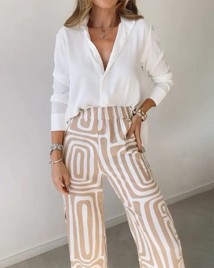 Donna con camicia bianca e pantaloni a fantasia geometrica beige. Moda casual elegante, abbigliamento femminile trendy, outfit primaverile.
