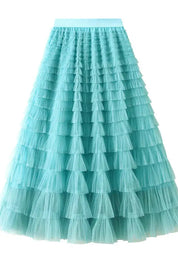 Gonna lunga in tulle azzurro, design a balze, elegante e vaporosa, perfetta per eventi speciali e cerimonie. Moda donna, abbigliamento femminile.